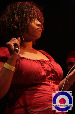 Miss Brandy Butler - The Fonxionaires (CH) Easter Soul Spectacle - McCormacks Ballroom Leipzig 11.04.2009 (6).jpg